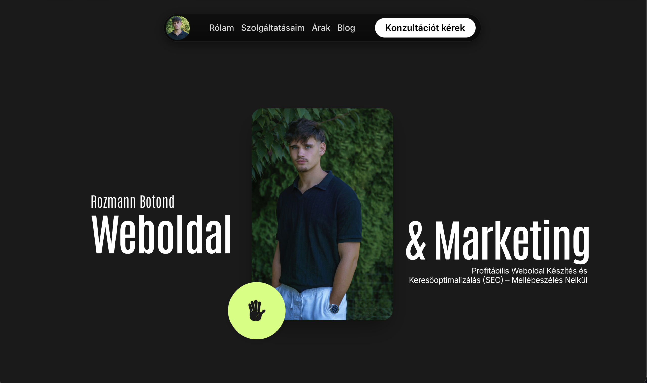 Weboldalam Hero szekciójáról egy kép: Középen található egy portré rólam, bal oldalt a nevem alatta pedig Weboldal felirat van, a képtől jobb oldalt pedig a szöveg folytatása található: & Marketing.